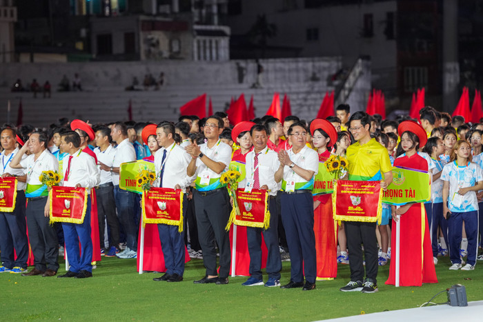 Ban Tổ chức Hội khỏe tặng hoa và Cờ lưu niệm cho các đơn vị tham dự Hội khỏe. (Ảnh: ĐT) hkpd-6.jpeg