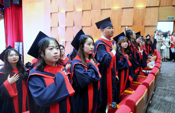 Các tân cử nhân bày tỏ lòng tri ân với các bậc phụ huynh trong lễ tốt nghiệp (Ảnh: CTV) dhhl-tao-bang-5.jpeg