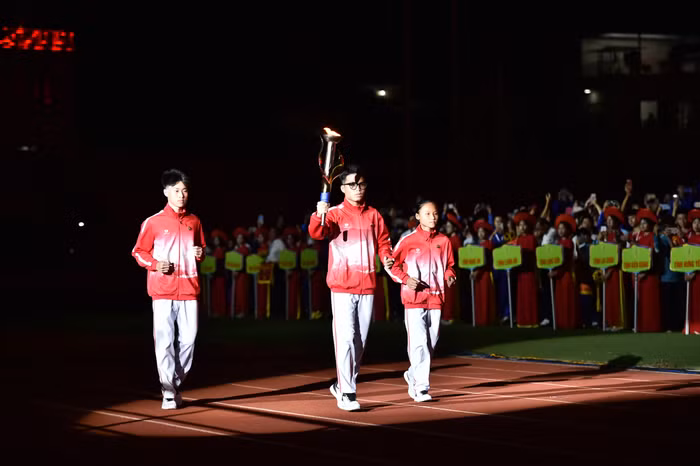 Lễ rước đuốc tại khai mạc.jpg