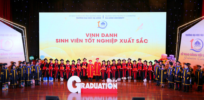 20 sinh viên tốt nghiệp loại xuất sắc năm 2024 được Ban Giám hiệu nhà trường trao bằng tốt nghiệp và vinh danh (Ảnh: CTV) dhhl-trao-bang-7.jpeg