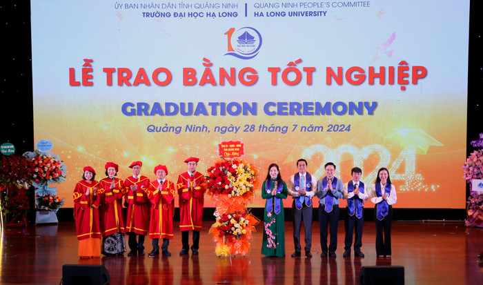 Thay mặt lãnh đạo tỉnh Quảng Ninh, bà Nguyễn Thị Hạnh - Phó chủ tịch Uỷ ban nhân dân tỉnh tặng lẵng hoa tươi thắm của Tỉnh ủy, Hội đồng nhân dân, Uỷ ban nhân dân tỉnh chúc mừng Trường Đại học Hạ Long. dhhl-trao-bang-3.jpeg