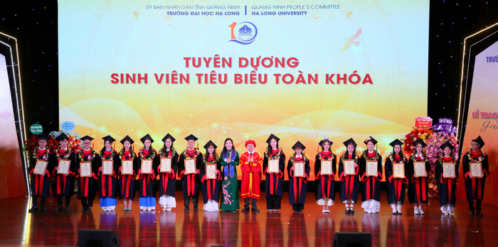 Lãnh đạo tỉnh Quảng Ninh, Trường Đại học Hạ Long trao vòng nguyệt quế vinh danh 18 sinh viên tiêu biểu toàn khóa (Ảnh: CTV) dhhl-trao-bang-6.jpeg
