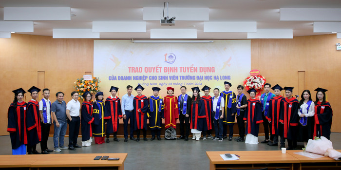 Ngay trong ngày nhận bằng tốt nghiệp, đã có 11 tân cử nhân của Trường Đại học Hạ Long được nhận quyết định tuyển dụng của doanh nghiệp trong và ngoài tỉnh (Ảnh: CTV) dhhl-trao-bang-8.jpeg
