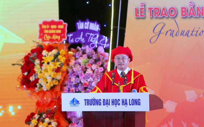 Tiến sĩ Nguyễn Đức Tiệp, Hiệu trưởng Trường Đại học Hạ Long phát biểu tại lễ trao bằng tốt nghiệp cho 812 sinh viên (Ảnh: CTV) dhhl-trao-băng-1.jpeg