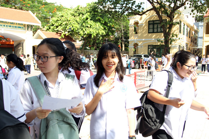 Sau khi trao đổi với các bạn, nhiều thí sinh vỡ òa và cho biết đã đạt điểm tuyệt đối ở bài thi tiếng Anh (Ảnh: Lã Tiến)