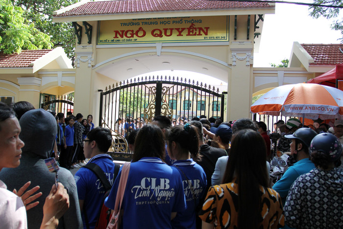 Không khí trước khi thí sinh rời phòng thi rất căng thẳng (Ảnh Lã Tiến)