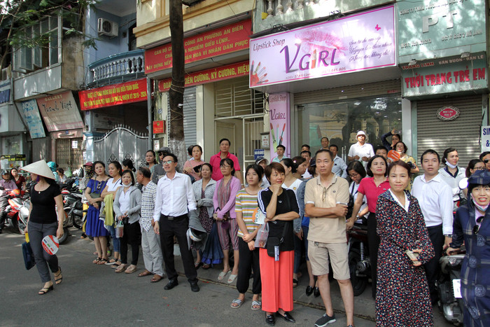 Các bậc phụ huynh hồi hộp chờ tín hiệu từ các thí sinh (Ảnh: Lã Tiến)