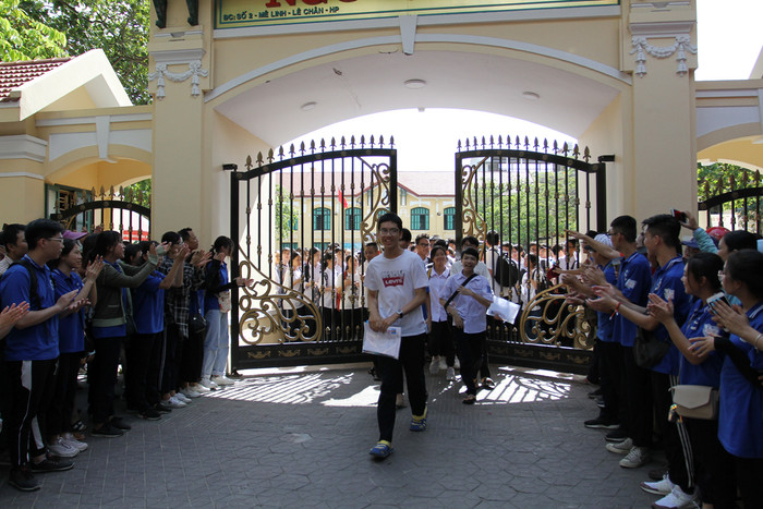 Các thí sinh phấn khởi bước ra trước sự đón chào của phụ huynh và các bạn tình nguyện viên (Ảnh: Lã Tiến)