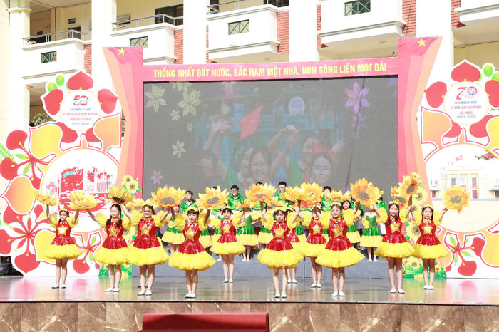 Tiết mục hát múa do học sinh nhà trường biểu diễn (Ảnh: LT) GDVN_nth-cd-doi-1.jpg