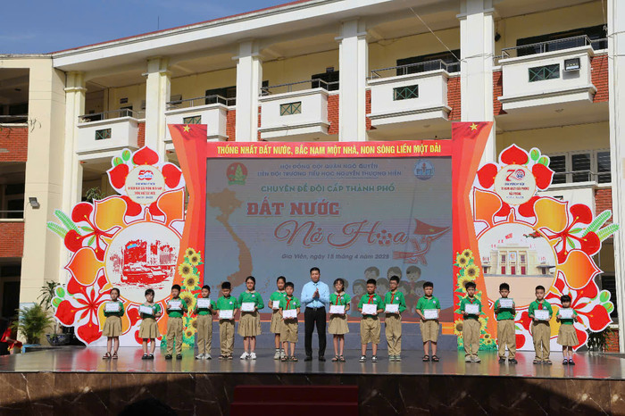 Ông Trần Nguyên Lâm - Hiệu trưởng Trường Tiểu học Nguyễn Thượng Hiền trao thưởng cho các em học sinh đạt thành tích cao trong các cuộc thi vẽ tranh (Ảnh: LT) GDVN_nth-cd-doi-4.jpg