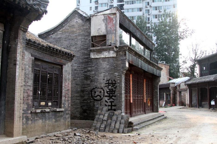 Điều này khiến nhiều người hâm mộ điện ảnh Trung Quốc cũng như những người từng làm việc tại trường quay này đều cảm thấy vô cùng xót xa. Điều này khiến nhiều người hâm mộ điện ảnh Trung Quốc cũng như những người từng làm việc tại trường quay này đều cảm thấy vô cùng xót xa.