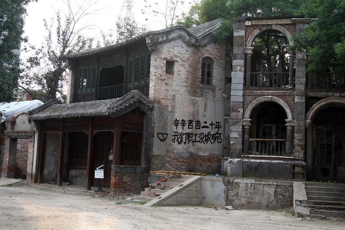 Đạo diễn Lục Xuyên cũng bày tỏ sự tiếc nuối khi công trình này sắp bị phá bỏ. Đạo diễn Lục Xuyên cũng bày tỏ sự tiếc nuối khi công trình này sắp bị phá bỏ.