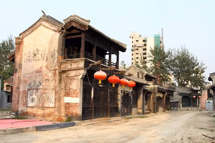 Theo thông tin chính thức từ nhân viên trông coi trường quay này thì cơ quan đại diện của trường quay sẽ cho dỡ bỏ từ ngày 10/8, thế nhưng qua mấy ngày cũng không hề thấy có động tĩnh gì. Theo thông tin chính thức từ nhân viên trông coi trường quay này thì cơ quan đại diện của trường quay sẽ cho dỡ bỏ từ ngày 10/8, thế nhưng qua mấy ngày cũng không hề thấy có động tĩnh gì.