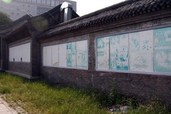 Bức tường này từng là nơi dán những tấm áp phích của các bộ phim. Bức tường này từng là nơi dán những tấm áp phích của các bộ phim.