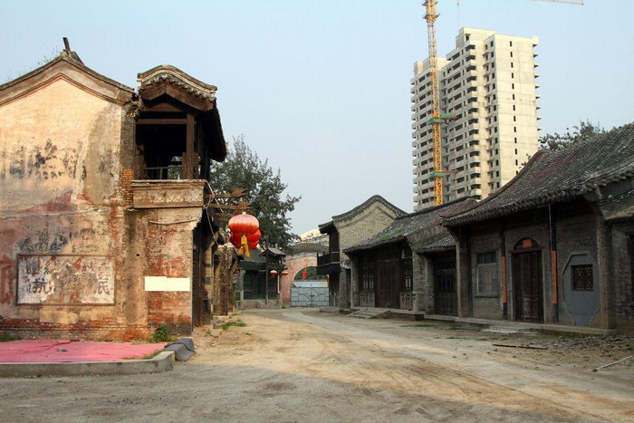 Người này còn cho biết thêm, mấy ngày gần đây có khoảng 20 -30 người đều là những người trẻ như sinh viên, trí thức đến để biểu tình đòi chấm dứt việc dỡ bỏ nơi này. Người này còn cho biết thêm, mấy ngày gần đây có khoảng 20 -30 người đều là những người trẻ như sinh viên, trí thức đến để biểu tình đòi chấm dứt việc dỡ bỏ nơi này.