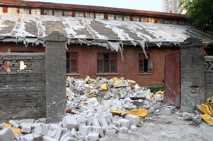 Nhiều nơi đã được dỡ bỏ, gạch đá ngổn ngang càng khiến cho nơi đây trở nên đìu hiu và hoang tàn. Nhiều nơi đã được dỡ bỏ, gạch đá ngổn ngang càng khiến cho nơi đây trở nên đìu hiu và hoang tàn.