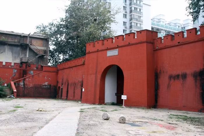 Việc phá dỡ trường quay Bắc Kinh đang làm dư luận nước này đặc biệt quan tâm. Nhiều người hâm mộ điện ảnh bày tỏ nơi này sẽ được lưu giữ như một di tích lịch sử tương tự như trường quay phim Hồng Lâu Mộng cũng ở Bắc Kinh. Việc phá dỡ trường quay Bắc Kinh đang làm dư luận nước này đặc biệt quan tâm. Nhiều người hâm mộ điện ảnh bày tỏ nơi này sẽ được lưu giữ như một di tích lịch sử tương tự như trường quay phim Hồng Lâu Mộng cũng ở Bắc Kinh.