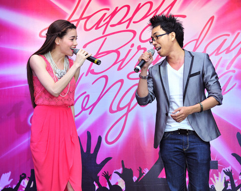Hà Hồ và nhạc sĩ Nguyễn Hồng Thuận song ca trong dịp sinh nhật cô..