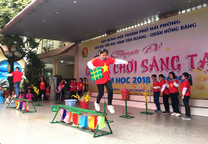 Mùng 8/3, chơi gì cũng được, nhưng đừng quá lố, phiền lòng thầy cô và xã hội ảnh 2