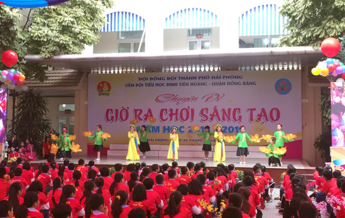 Nhiều tiết mục văn nghệ hấp dẫn tại chuyên đề do học sinh nhà trường biểu diễn (Ảnh: Lã Tiến) Nhiều tiết mục văn nghệ hấp dẫn tại chuyên đề do học sinh nhà trường biểu diễn (Ảnh: Lã Tiến)