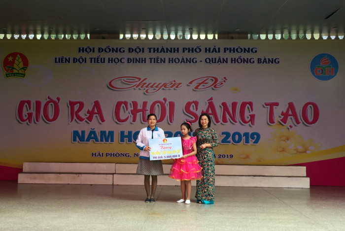 Hội đồng Đội thành phố trao 10 suất học bổng cho Liên đội Trường tiểu học Đinh Tiên Hoàng (Ảnh: Lã Tiến) Hội đồng Đội thành phố trao 10 suất học bổng cho Liên đội Trường tiểu học Đinh Tiên Hoàng (Ảnh: Lã Tiến)