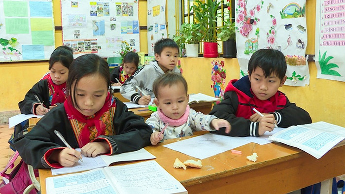 Việc đưa em đến lớp học có khá nhiều bất tiện, nhưng được sự hỗ trợ của các thầy cô giáo và bạn bè, Trình Thị Lan đã cố gắng khắc phục. (Ảnh: Hoài Minh) Việc đưa em đến lớp học có khá nhiều bất tiện, nhưng được sự hỗ trợ của các thầy cô giáo và bạn bè, Trình Thị Lan đã cố gắng khắc phục. (Ảnh: Hoài Minh)