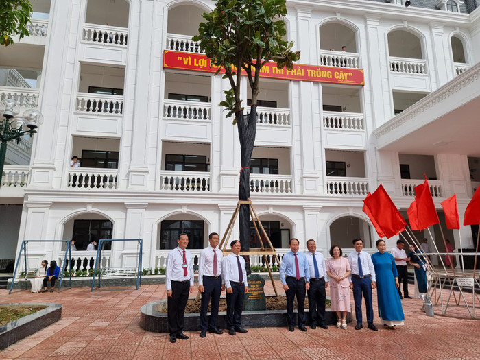 Ông Lê Tiến Châu – Bí thư Thành uỷ Hải Phòng trồng cây lưu niệm tặng Trường Trung học phổ thông Hồng Bàng (Ảnh: LT) GDVN_thpt-hong-bang-khanh-thanh-1.jpg