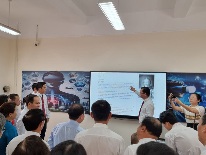 Các đại biểu trải nghiệm thiết bị dạy học hiện đại của Trường Trung học phổ thông Hồng Bàng (Ảnh: LT) GDVN_thpt-hong-bang-khanh-thanh-4.jpg