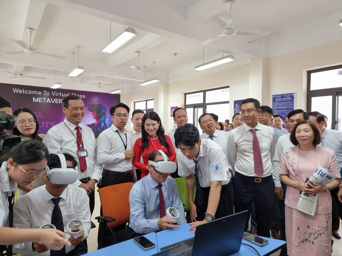 Bí thư Thành uỷ Hải Phòng trải nghiệm thiết bị dạy học hiện đại của Trường Trung học phổ thông Hồng Bàng (Ảnh: LT) GDVN_thpt-hong-bang-khanh-thanh-5.jpg