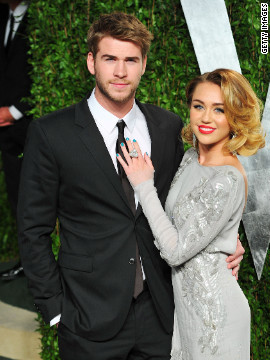 Sau nhiều tin đồn, nữ diễn viên Myley Cyrus 19 tuổi đã chính thức đính hôn với Liam Hemsworth khi cặp đôi này đóng chung phim “The Last Song” năm 2009. Nam diễn viên 22 tuổi người Australia từng tặng cho người đẹp Cylus một chiếc nhẫn đính hôn có gắn kim cương 3.5 cara hôm 31/5 và chính thức trở thành người đẹp trẻ con của Hollywood tiến tới hôn nhân. Sau nhiều tin đồn, nữ diễn viên Myley Cyrus 19 tuổi đã chính thức đính hôn với Liam Hemsworth khi cặp đôi này đóng chung phim “The Last Song” năm 2009. Nam diễn viên 22 tuổi người Australia từng tặng cho người đẹp Cylus một chiếc nhẫn đính hôn có gắn kim cương 3.5 cara hôm 31/5 và chính thức trở thành người đẹp trẻ con của Hollywood tiến tới hôn nhân.