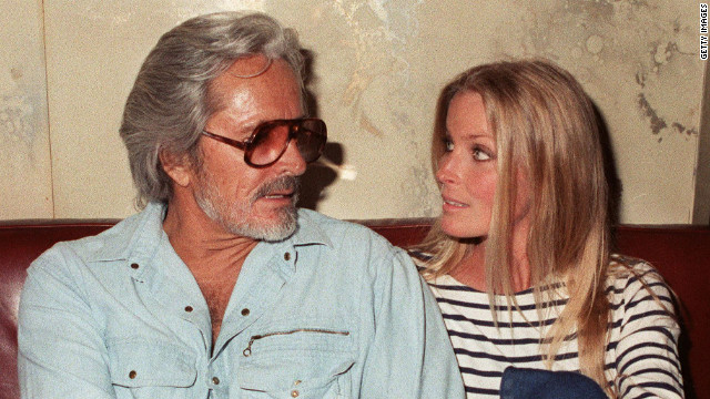 Bo Derek quen và yêu John Derek khi cô 16 tuổi còn John 30 tuổi, sau đó hai người tiến tới hôn nhân hai năm sau đó. Đây có thể coi là cặp đôi chung thủy nhất trong làng giải trí đầy biến động cho đến khi John qua đời vào năm 1998. Bo Derek quen và yêu John Derek khi cô 16 tuổi còn John 30 tuổi, sau đó hai người tiến tới hôn nhân hai năm sau đó. Đây có thể coi là cặp đôi chung thủy nhất trong làng giải trí đầy biến động cho đến khi John qua đời vào năm 1998.