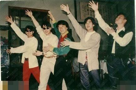 Thành Long (đứng giữa) cùng Tứ đại thiên vương gồm Trương Học Hữu, Lê Minh, Quách Phú Thành và Lưu Đức Hoa.