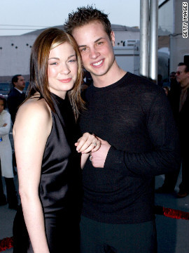 Sau khi gặp và quen anh chàng vũ công Dean Sheremet, cô nàng 18 tuổi là nữ diễn viên LeAnn Rimes khi đó đã không còn nghi ngờ gì khi cho rằng đây chính là Mr.Right của đời mình. Hai người đính hôn một năm sau đó và sống chung 8 năm sau mới chính thức kết hôn. Nhưng đến năm 2010 thì họ lại ly hôn sau khi Rimes có cảm tình với nam diễn viên đồng nghiệp Eddie Cibrian trong phim “Northern Lights” và kết hôn năm 2011. Sau khi gặp và quen anh chàng vũ công Dean Sheremet, cô nàng 18 tuổi là nữ diễn viên LeAnn Rimes khi đó đã không còn nghi ngờ gì khi cho rằng đây chính là Mr.Right của đời mình. Hai người đính hôn một năm sau đó và sống chung 8 năm sau mới chính thức kết hôn. Nhưng đến năm 2010 thì họ lại ly hôn sau khi Rimes có cảm tình với nam diễn viên đồng nghiệp Eddie Cibrian trong phim “Northern Lights” và kết hôn năm 2011.