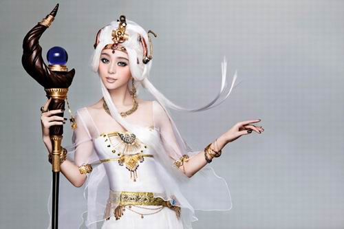 Phạm Băng Băng trong tạo hình một nữ pháp sư trong game “Vua của vạn vua 3” với mái tóc bạch kim, tay cầm pháp trượng và bộ trang phục trắng thuần khiết là bộ đồ mà người đẹp họ Phạm tỏ ra thích thú khi được mặc lên người khi hóa thân nữ pháp sư tóc trắng. Phạm Băng Băng trong tạo hình một nữ pháp sư trong game “Vua của vạn vua 3” với mái tóc bạch kim, tay cầm pháp trượng và bộ trang phục trắng thuần khiết là bộ đồ mà người đẹp họ Phạm tỏ ra thích thú khi được mặc lên người khi hóa thân nữ pháp sư tóc trắng.