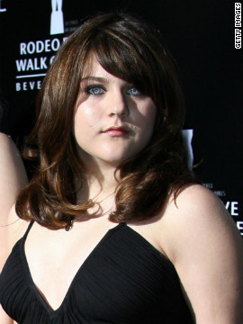 Cũng giống như Cyrus, nữ diễn viên Frances Began Cobain từng được biết đã kết hôn với nam ca sĩ chính của nhóm The Rambles là Isaiah Silva khi cô mới 19 tuổi. Sau khi hai người hẹn hò và yêu nhau được một năm thì tiến tới kết hôn vào năm 2011. Cũng giống như Cyrus, nữ diễn viên Frances Began Cobain từng được biết đã kết hôn với nam ca sĩ chính của nhóm The Rambles là Isaiah Silva khi cô mới 19 tuổi. Sau khi hai người hẹn hò và yêu nhau được một năm thì tiến tới kết hôn vào năm 2011.