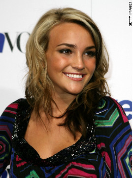 Sau khi công khai tình yêu của mình thì cô em ruột của nữ ca sĩ Spritney Spears là Jamie Lynn Spears cũng đã bị phát hiện mang thai khi 16 tuổi và kết hôn với “ông bố trẻ con” và là bạn trai lâu năm Casey Aldridge, thế nhưng người ta chưa kịp nghe tiếng chuông nhà thờ vang lên trong lễ kết hôn của hai người thì đã hay tin họ sẽ rời việc này đến năm sau. Sau khi công khai tình yêu của mình thì cô em ruột của nữ ca sĩ Spritney Spears là Jamie Lynn Spears cũng đã bị phát hiện mang thai khi 16 tuổi và kết hôn với “ông bố trẻ con” và là bạn trai lâu năm Casey Aldridge, thế nhưng người ta chưa kịp nghe tiếng chuông nhà thờ vang lên trong lễ kết hôn của hai người thì đã hay tin họ sẽ rời việc này đến năm sau.