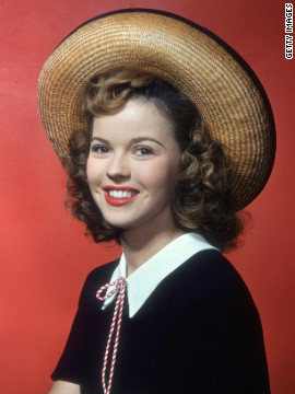 Cô đào Shirley Temple quen và yêu viên quân đoàn hàng không John Agar khi cô mới 15 tuổi và kết hôn hai năm sau đó. Cặp đôi có với nhau một cô co gái trước khi chia tay vào năm 1949. Cô đào Shirley Temple quen và yêu viên quân đoàn hàng không John Agar khi cô mới 15 tuổi và kết hôn hai năm sau đó. Cặp đôi có với nhau một cô co gái trước khi chia tay vào năm 1949.