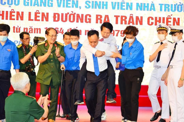 Phó giáo sư, Tiến sĩ Phạm Xuân Dương - Hiệu trưởng Trường Đại học Hàng hải Việt Nam cõng một bác thương binh (Ảnh: LT) Phó giáo sư, Tiến sĩ Phạm Xuân Dương - Hiệu trưởng Trường Đại học Hàng hải Việt Nam cõng một bác thương binh (Ảnh: LT)