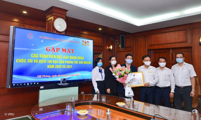 Ban giám hiệu Trường Đại học Hàng hải Việt Nam gặp mặt động viên em Nguyễn Đức Phát trước khi thi (Ảnh: CTV) Ban giám hiệu Trường Đại học Hàng hải Việt Nam gặp mặt động viên em Nguyễn Đức Phát trước khi thi (Ảnh: CTV)