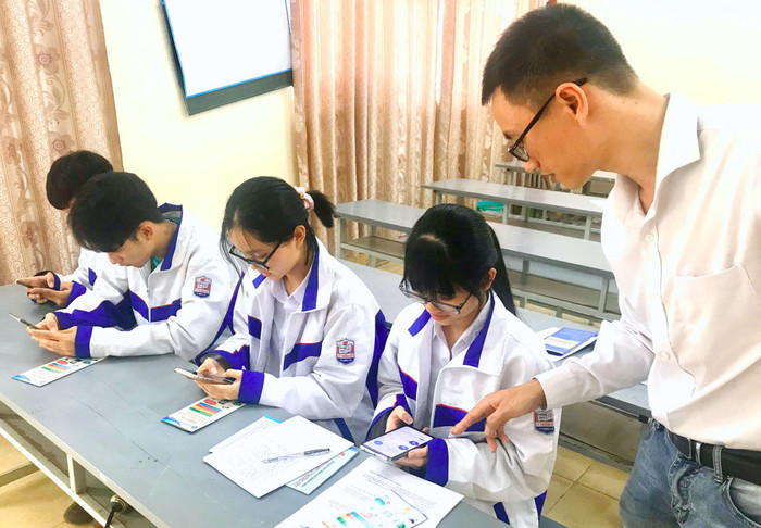 Cán bộ Bảo hiểm xã hội thành phố Móng Cái hướng dẫn học sinh cài đặt ứng dụng VssID trên điện thoại (Ảnh: CTV) Cán bộ Bảo hiểm xã hội thành phố Móng Cái hướng dẫn học sinh cài đặt ứng dụng VssID trên điện thoại (Ảnh: CTV)