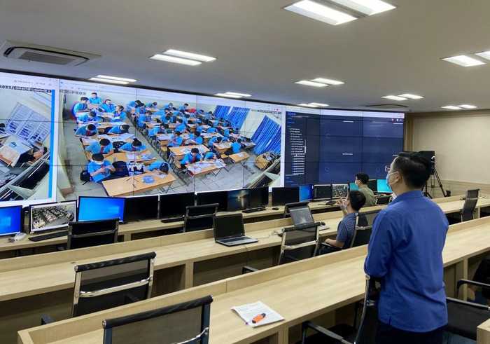 Trung tâm Điều hành thành phố thông minh của tỉnh giám sát, kiểm tra việc thực hiện quy định đeo khẩu trang và các biện pháp phòng, chống dịch Covid-19 tại các trường học (Ảnh: CTV). Trung tâm Điều hành thành phố thông minh của tỉnh giám sát, kiểm tra việc thực hiện quy định đeo khẩu trang và các biện pháp phòng, chống dịch Covid-19 tại các trường học (Ảnh: CTV).