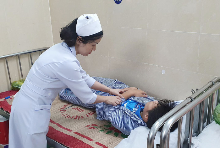 Cháu Hoàng Công Khanh đang được chăm sóc và điều trị tại Khoa Răng- Hàm- Mặt của Bệnh viện Việt Tiệp (Hải Phòng) (Ảnh: LT)