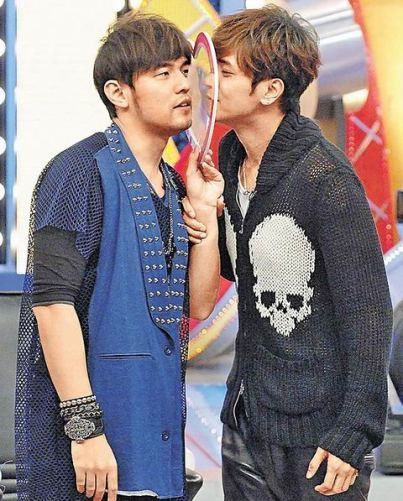 La Chí Tường và Châu Khiệt Luân trong chương trình Giải trí 100% đã có màn khóa môi “nóng bỏng”, Châu Kiệt Luân vừa nhìn thấy “dụng cụ hôn an toàn” thì liền ồ lên “gớm quá” rồi miễn cưỡng cầm dụng cụ chắn lên đợi La Chí Tường hôn. La Chí Tường liền đặt môi lên má Jay Châu qua lớp chắn khiến nam ca sĩ Đài Loan đứng ngây ra không có phản ứng. La Chí Tường và Châu Khiệt Luân trong chương trình Giải trí 100% đã có màn khóa môi “nóng bỏng”, Châu Kiệt Luân vừa nhìn thấy “dụng cụ hôn an toàn” thì liền ồ lên “gớm quá” rồi miễn cưỡng cầm dụng cụ chắn lên đợi La Chí Tường hôn. La Chí Tường liền đặt môi lên má Jay Châu qua lớp chắn khiến nam ca sĩ Đài Loan đứng ngây ra không có phản ứng.