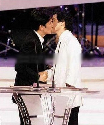 Lương Triều Vĩ nhận giải nam diễn viên chính xuất sắc nhất trong Liên hoan phim Kim Tượng lần thứ 20, người trao giải hôm đó cho anh là nam diễn viên đã qua đời Trương Quốc Vinh, để chia vui hai người đã có một nụ hôn kinh điển để đời trên bục trao giải. Lương Triều Vĩ nhận giải nam diễn viên chính xuất sắc nhất trong Liên hoan phim Kim Tượng lần thứ 20, người trao giải hôm đó cho anh là nam diễn viên đã qua đời Trương Quốc Vinh, để chia vui hai người đã có một nụ hôn kinh điển để đời trên bục trao giải.