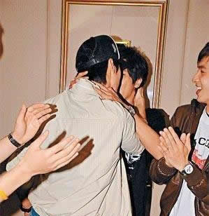 Hai nam diễn viên hôn nhau sao? Bức hình này chắc là hiếm người biết đến, nhưng chắc là có nhiều sao nam đã từng hôn bạn đồng giới trước công chúng thế này, chỉ khiến mọi người mắt chữ A mồm chữ O. Không ít sao nam nổi tiếng từng làm vậy, minh chứng là bức hình trên với diễn viên Ngô Tôn và nam ca sĩ La Chí Tường. Hai sao nam hot nhất hôn nhau khiến không ít người muốn nổi da gà khi thấy cảnh này. Hai nam diễn viên hôn nhau sao? Bức hình này chắc là hiếm người biết đến, nhưng chắc là có nhiều sao nam đã từng hôn bạn đồng giới trước công chúng thế này, chỉ khiến mọi người mắt chữ A mồm chữ O. Không ít sao nam nổi tiếng từng làm vậy, minh chứng là bức hình trên với diễn viên Ngô Tôn và nam ca sĩ La Chí Tường. Hai sao nam hot nhất hôn nhau khiến không ít người muốn nổi da gà khi thấy cảnh này.