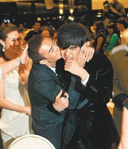 Lưu Canh Hoành tại hôn lễ của Vương Uyển Phi đã gặp cậu bạn thân Châu Kiệt Luân, hôm đó Lưu Canh Hoành đã ghì lấy cậu bạn quý hóa mà hôn lên má khiến ông bạn cười ngượng phân trần “lần đầu cảm nhận được trò lố này của lũ con trai với nhau”. Lưu Canh Hoành tại hôn lễ của Vương Uyển Phi đã gặp cậu bạn thân Châu Kiệt Luân, hôm đó Lưu Canh Hoành đã ghì lấy cậu bạn quý hóa mà hôn lên má khiến ông bạn cười ngượng phân trần “lần đầu cảm nhận được trò lố này của lũ con trai với nhau”.