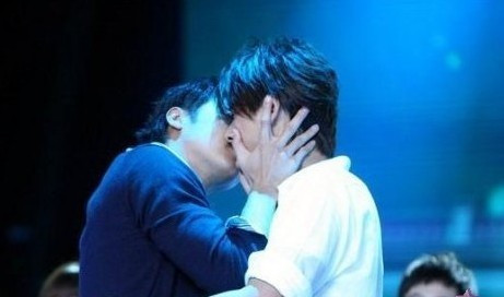 Minh Đạo và Qúach Phẩm Siêu trong một chương trình biểu diễn cho các sinh viên thực tập. Hai nam diễn viên đã có một đoạn diễn hôn nhau, mặt đối mặt trước đông đảo sinh viên, Minh Đạo nhờ MC cầm giúp micro rồi hai tay ôm Phẩm Siêu và có một “cú” hôn khá hoàn hảo, khán giả thì đều hét lên tán thưởng. Minh Đạo và Qúach Phẩm Siêu trong một chương trình biểu diễn cho các sinh viên thực tập. Hai nam diễn viên đã có một đoạn diễn hôn nhau, mặt đối mặt trước đông đảo sinh viên, Minh Đạo nhờ MC cầm giúp micro rồi hai tay ôm Phẩm Siêu và có một “cú” hôn khá hoàn hảo, khán giả thì đều hét lên tán thưởng.