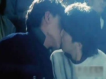 Không biết Lưu Đức Hoa và Châu Tinh Trì khi xem lại cảnh này hai người họ có còn dám đóng lại cảnh khóa môi này nữa không. Không biết Lưu Đức Hoa và Châu Tinh Trì khi xem lại cảnh này hai người họ có còn dám đóng lại cảnh khóa môi này nữa không.