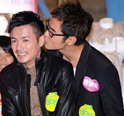 Phạm Dật Thần chắc là muốn nổi da gà vì nụ hôn của Nguyễn Kính Thiên trao tặng. Phạm Dật Thần chắc là muốn nổi da gà vì nụ hôn của Nguyễn Kính Thiên trao tặng.