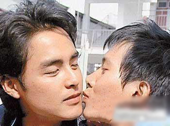 Minh Đạo “bị” Nham Hàng Thư hôn hay “được hôn” không ai rõ, Nham Hàng Thư thì là trai thẳng (Straight) nhưng cảnh hai người họ hôn nhau thế này thì thật không hiểu họ có phải là đàn ông nữa hay là gay? Minh Đạo “bị” Nham Hàng Thư hôn hay “được hôn” không ai rõ, Nham Hàng Thư thì là trai thẳng (Straight) nhưng cảnh hai người họ hôn nhau thế này thì thật không hiểu họ có phải là đàn ông nữa hay là gay?